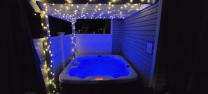 Indoor spa tub