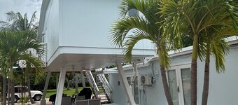 Ocean Breeze House - Sleeps 8 - ESCAPE THE COLD; OUR POOL IS HEATED!