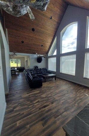 Smart TV, fireplace - Okanagan Acreage close 2 Predator Ridge Golf, Wine, Beach, 50th parallel, Hiking (lake country)
