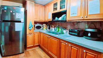 Frigorífic, placa de cuina, bullidora elèctrica i torradora