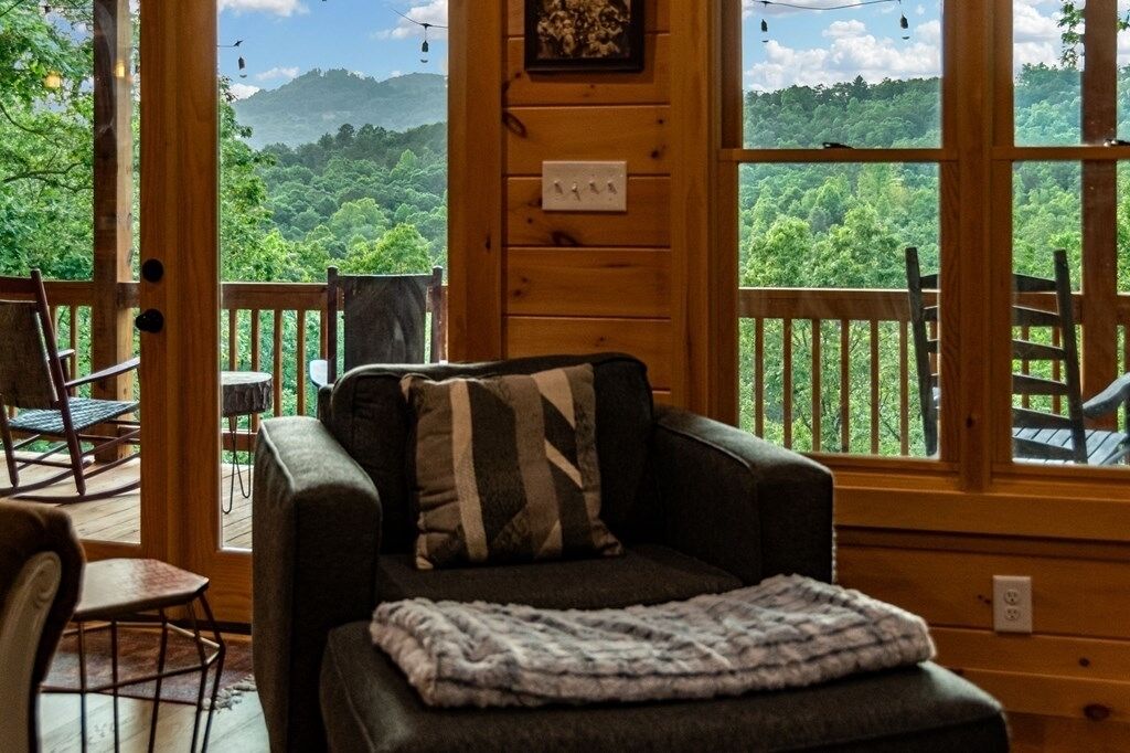 Een smart-tv, een open haard en videogames