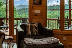 Smart TV, chimenea y videojuegos