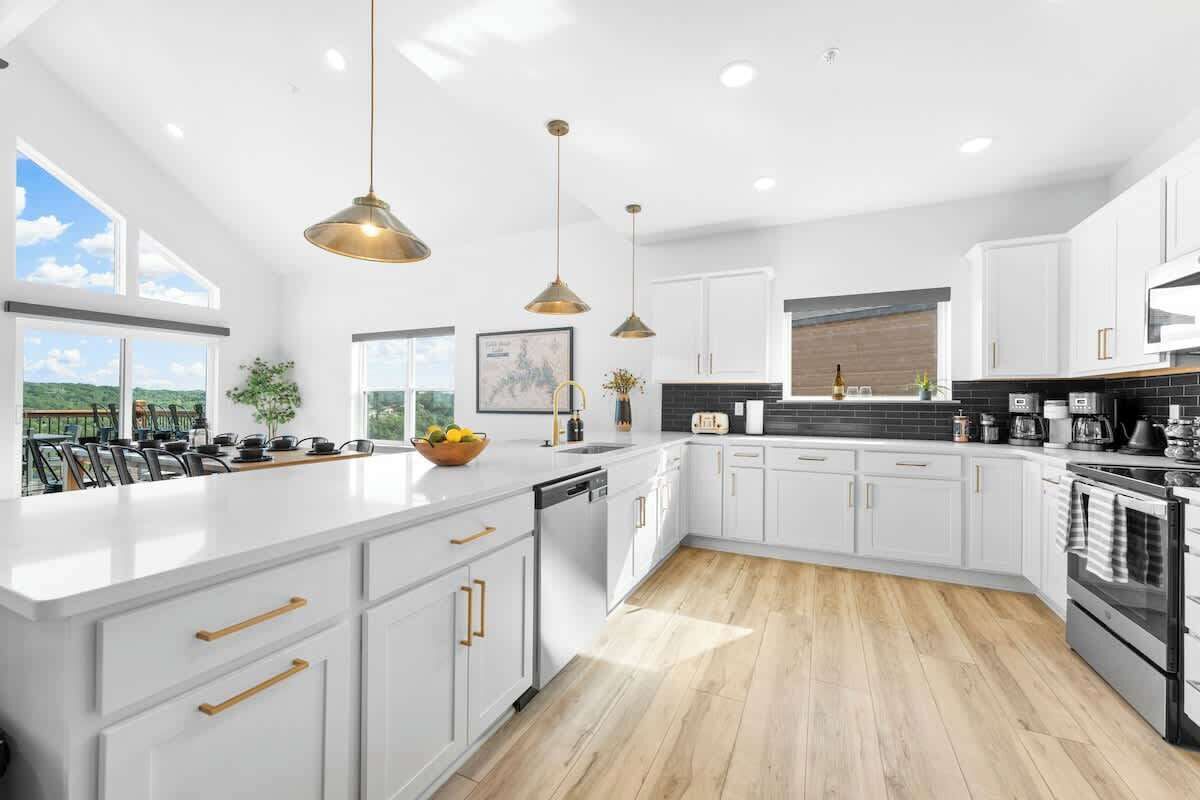 Kylskåp, mikrovågsugn, ugn och spishäll