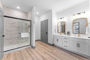 Een douche, een haardroger, handdoeken, shampoo