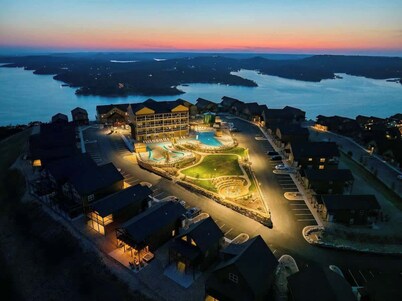 LAZY RIVER, Pools, Lake View, Game Room, Sleeps 24