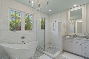 Badewanne, umweltfreundliche Kosmetikartikel, Haartrockner, Handtücher