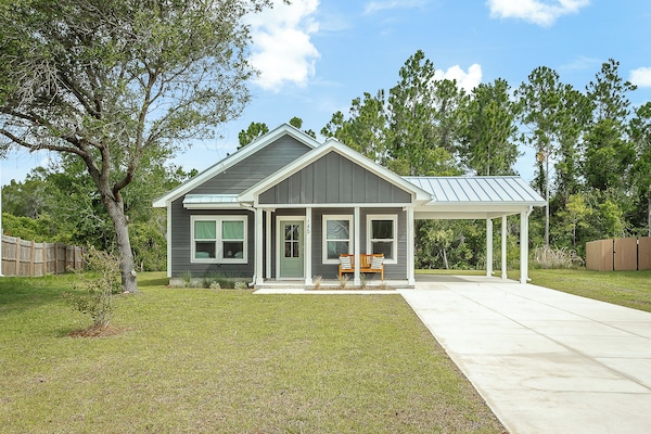Lovely indoors and out! There's plenty of parking for boat or 2 to 3 vehicles