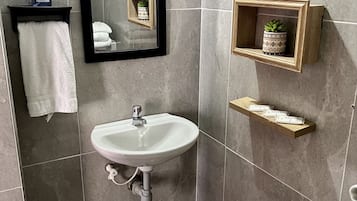 Douche, serviettes fournies, savon, shampoing