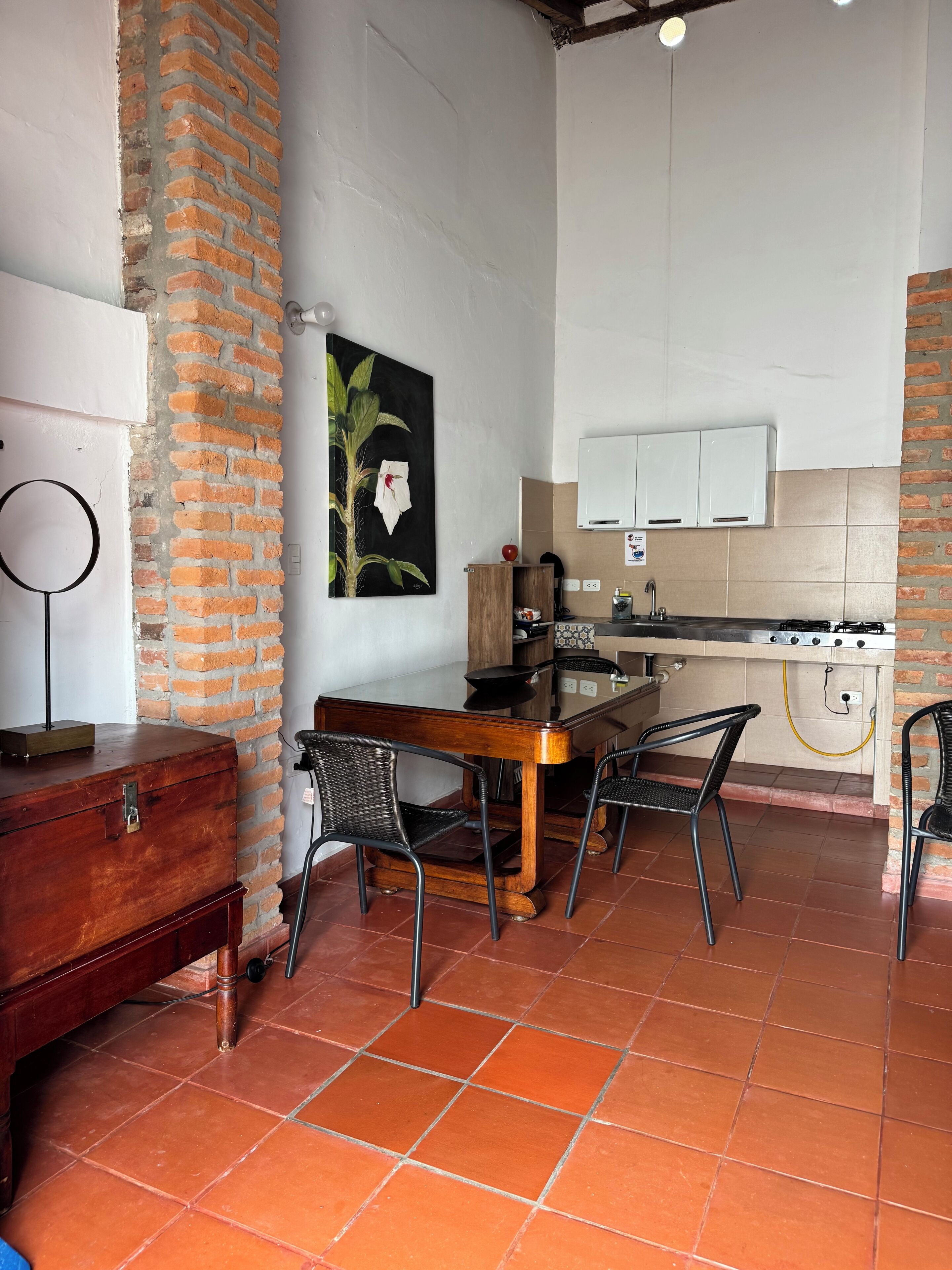 Een koelkast, een koffiezetapparaat/waterkoker