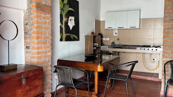 Een koelkast, een koffiezetapparaat/waterkoker