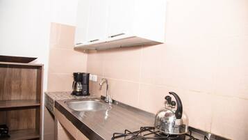 Een koelkast, een koffiezetapparaat/waterkoker