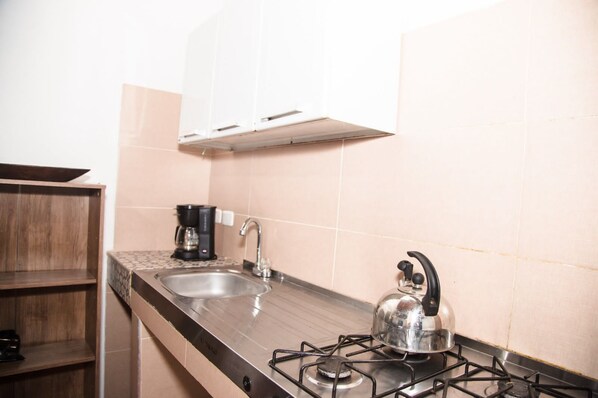 Fridge, coffee/tea maker, cookware/dishes/utensils - Apartamento Puerta Azul Mompox (Santa Cruz de Mompox)