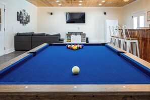 Une table de billard avec une bille blanche au centre, entourée de billes de couleurs vives.