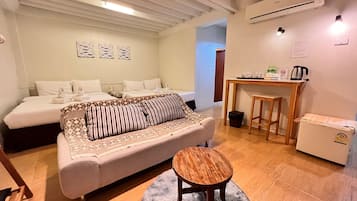 Phòng 4 Deluxe | Bàn, truy cập Internet không dây miễn phí, bộ trải giường