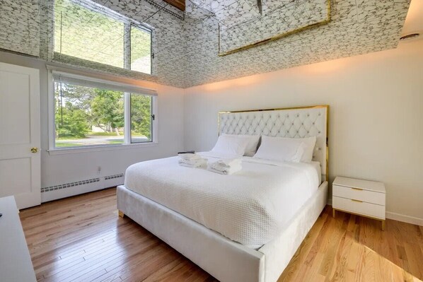 3 bedrooms, iron/ironing board, WiFi, bed sheets - A modern 1940s Vibe (Yarmouth)