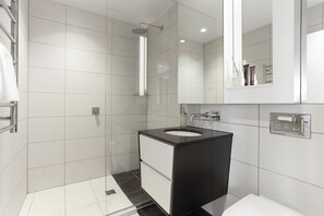 Deluxe Apartment | Bathroom