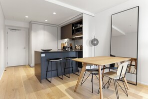 Deluxe Apartment | In-room dining - Creative and Carefree Living (Auckland)