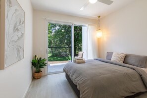4 bedrooms, desk, WiFi, bed sheets - Ocean House - 4 BR w/ Private Pool - 100m to Beach (Agnes Water)