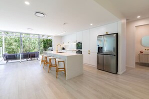 Køleskab, mikrobølgeovn, ovn, kogeplade