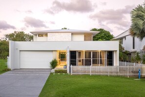 Exterior - Ocean House - 4 BR w/ Private Pool - 100m to Beach (Agnes Water)