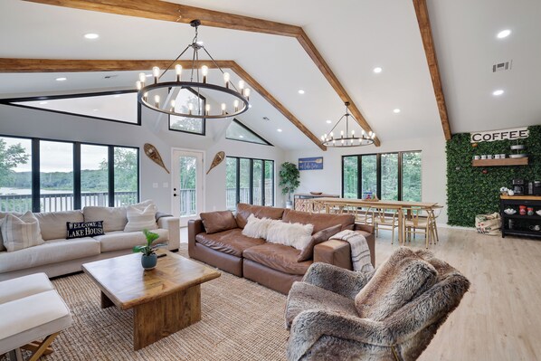 Una Smart TV, una chimenea