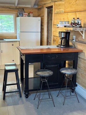 Fridge, microwave, oven, stovetop - Classic Seaman's Lodge - directly across from the Quarterdeck (Pet Friendly!) (Summerville Center)