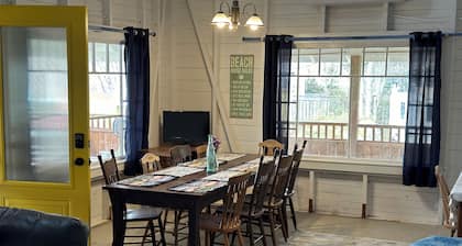Classic Seaman's Lodge - directly across from the Quarterdeck (Pet Friendly!)