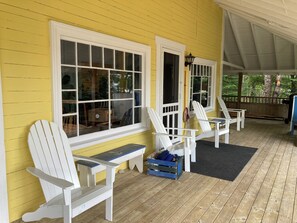 Terrace/patio - Classic Seaman's Lodge - directly across from the Quarterdeck (Pet Friendly!) (Summerville Center)
