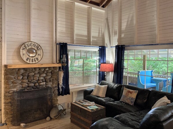 DVD player, books, video library - Classic Seaman's Lodge - directly across from the Quarterdeck (Pet Friendly!) (Summerville Center)