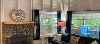 Classic Seaman's Lodge - directly across from the Quarterdeck (Pet Friendly!)