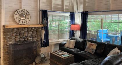 Classic Seaman's Lodge - directly across from the Quarterdeck (Pet Friendly!)