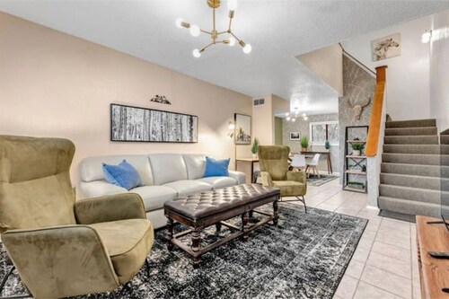 Townhouse Home Away from Home - 2 miles to Texas A&M 