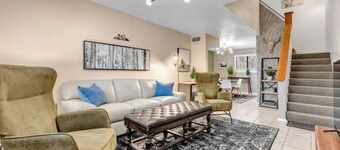 Townhouse Home Away from Home - 2 miles to Texas A&M 