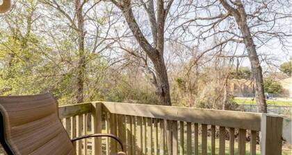 Townhouse Home Away from Home - 2 miles to Texas A&M