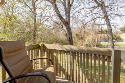 Townhouse Home Away from Home - 2 miles to Texas A&M 