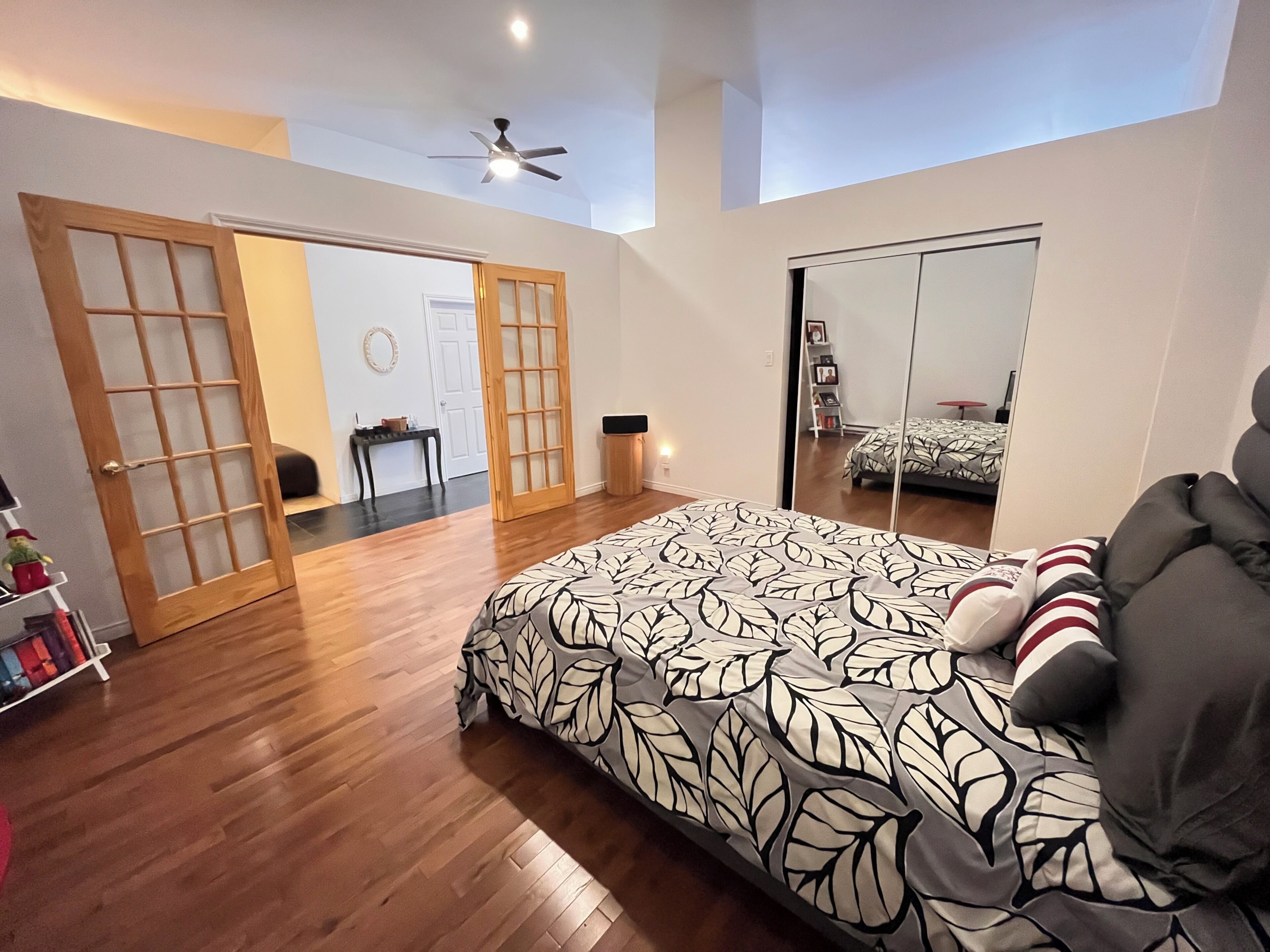 1 soverom, strykejern/-brett, wi-fi (mot et tillegg) og sengetøy