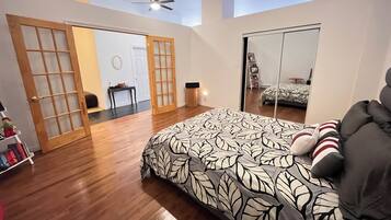 1 soverom, strykejern/-brett, wi-fi (mot et tillegg) og sengetøy