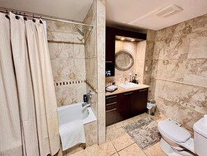 Secadora de cabello, toallas, jabón, shampoo