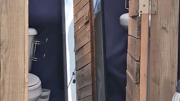 Douche, serviettes fournies, papier de toilette
