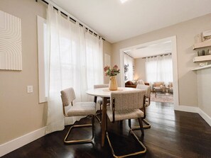 Dining - Cozy+Stylish Modern Getaway - Close to I-75 & Braves Stadium (Marietta)