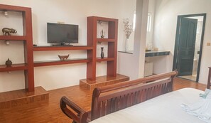 Habitación doble Deluxe | Área de sala de estar | Televisión de pantalla plana y juguetes