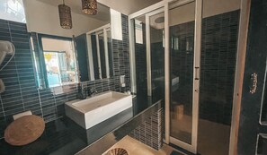Habitación Deluxe con 2 camas individuales | Baño | Tina y regadera independientes y amenidades de baño gratuitas