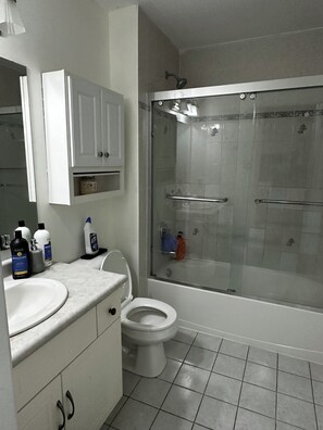 Toallas, jabón, shampoo, papel de baño 