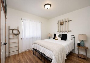 4 bedrooms, iron/ironing board, travel cot, free WiFi - Central Location with Western Flair (Bozeman)