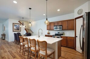 ثلاجة، ميكروويف، فرن، موقد طهي مسطح