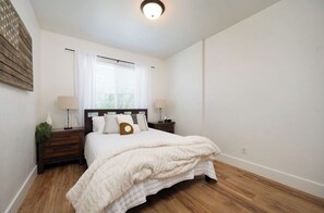 4 chambres, fer et planche à repasser, lit de bébé portatif