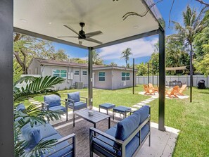 Terrace/patio - Tropical Miami Stay: 4 BR + Pergola Hangout + Fire Pit + Game Room- Book Now! (North Miami Beach)
