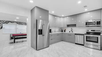 Een koelkast, een magnetron, een oven, een kookplaat