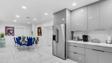 Een koelkast, een magnetron, een oven, een kookplaat