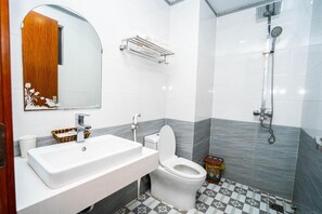 Dusche, Haartrockner, Hausschuhe, Handtücher